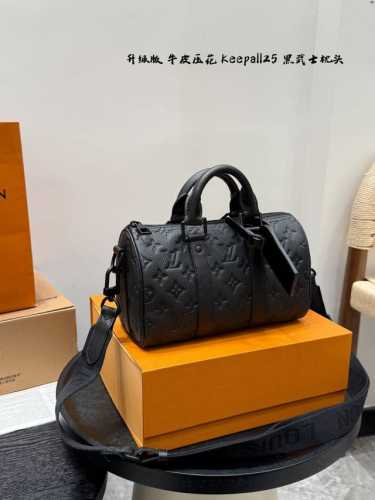 礼盒包装 复刻版！牛皮压花 男帅女飒！！Lv Keepall25 黑武士真的泰裤辣 Keepall 25枕头包 黑银配色 时髦与酷酷并存 黑色老花有辨识度又低调