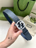 Gucci 宽度4.0Cm 这款单品将品牌的过去与未来贯通在一起，以现代风格的全新设计诠释了经典设计元素。Guccio Gucci字母交织图案巧妙融入纹理和材质