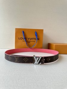 本款3.0宽幅腰带以 Monogram 帆布和皮革分饰两面，闪耀金属 Lv Initiales 搭扣的瞩目意味。悠闲格调适宜搭配牛仔着装