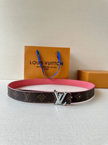 本款3.0宽幅腰带以 Monogram 帆布和皮革分饰两面，闪耀金属 Lv Initiales 搭扣的瞩目意味。悠闲格调适宜搭配牛仔着装