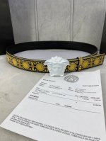 宽度4.0Cm Versace 范思哲 此款palazzo腰带采用牛皮革面料制作，并饰有le Pop Classique图案印花和标志性的美杜莎五金配件。