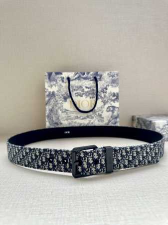 宽度3.5Cm Dior 这款腰带采用黑色超迷你 Oblique 印花面料精心制作，搭配金属覆层黄铜腰带扣，彰显优雅时尚的风范。腰带长度可调节，可与各式 35 - 点击图像关闭