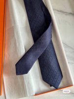 领带新款出货啦爱马仕男士菱形H格子新款领带系列，让男士可以充分展示自己个性。100%顶级斜纹真丝手工定制