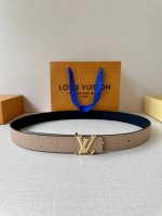 本款 3.0宽 Lv Iconic 双面腰带拼合 Monogram Empreinte 皮革和柔软牛皮革，与路易威登皮具系列单品搭配相宜 30 X 80 厘米