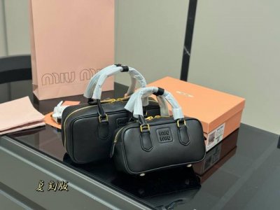升级版配盒 Size：28*13Cm 23*11Cm Miumiu保龄球 公文包 包包甜度刚好！ 很难不爱啊啊！ 可手拎也可斜挎 绝对不是小废包哦容量足足的~~