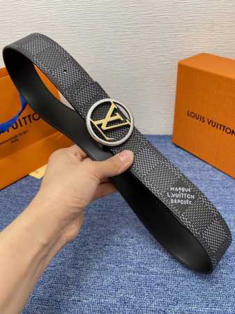 品牌Lv 4．0Cm 描述这款饰有Lv带扣的腰带配以水牛皮衬里，覆以Monogram 牛皮。展现细腻的品牌特质，是牛仔裤的理想配件 Lv字母带扣 Monogra - 点击图像关闭