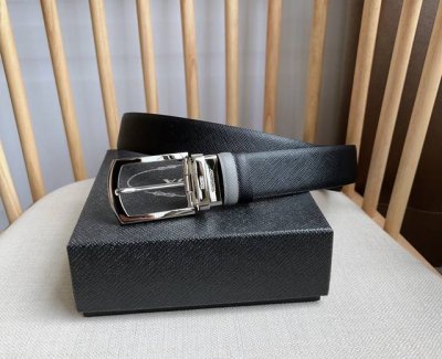 Prada 普拉达 这款可双面佩戴的腰带一面采用标志性的Saffiano皮革制作 承载着品牌象征性的图案 释放优雅与现代气息 宽:3.5Cm