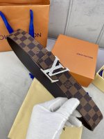 特 此款Initiales 4.0宽双面腰带以平纹小牛皮搭配品牌标志性的Damier Cobalt帆布，丰富时尚造型选择。平纹小牛皮面适合商务造型，反面的Dam