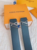 特 LV4.0cm男士双面用腰带M0715，双面小牛皮，一面荔枝纹，一面平纹，搭配新款亮面银色 枪色挂扣。