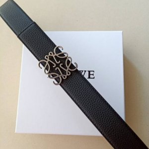 品牌:罗意威 价格:特 尺寸:带宽32mm 正品尺寸 五金材质:专柜精品扣，真空电镀，工艺精细 带身材质:天然头层牛皮，质感十足，手感柔软。时尚个性，经典百搭！