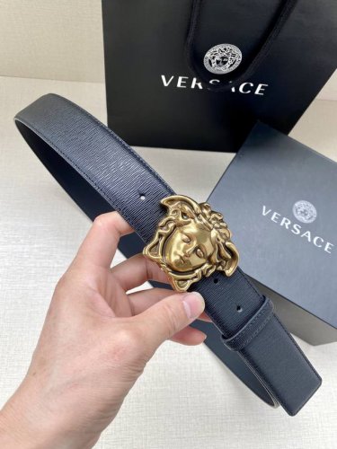 VERSACE 宽度3.8cm 此款时尚的腰带采用粒面小牛皮革精制而成，饰有立体美杜莎搭扣。