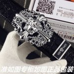 品名：范思哲.Ver Sace鳄鱼纹 型号：认准如图专柜包装，赠送打孔器 材料：百分百头层牛皮，保证真皮鳄鱼纹，美人头，24K钢扣专柜同等质量， 送人自用首选