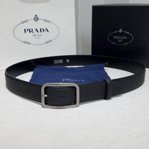 普拉达，Saffiano 牛皮腰带 挺拔有型！百搭大方，宽3.5Cm 官网同步，进口小牛皮材质，时尚简约款、商务休闲均可使用！ 古银扣 。