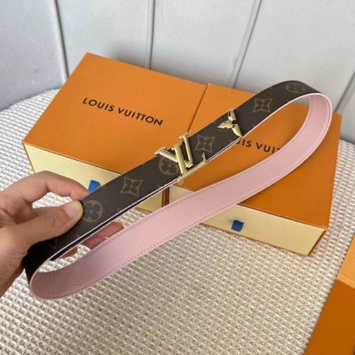 特 片裝1 寬：30Mm 驢家秋季最新品 特別限定女士腰帶 寬度3Cm 雙面可用 最新定制面料，進口小牛荔枝纹皮底，搭配精緻雙層掛扣和三葉草包頭五金。双面用
