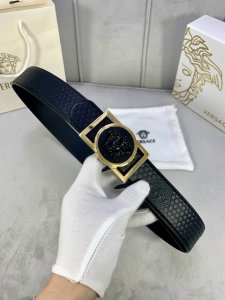 宽度4.0Cm V E R S A C E 范思哲 这款柔软头层皮饰带搭配一枚长方形美杜莎带扣。本季标志性的Versace饰件点缀其上，平添魅力 DDD