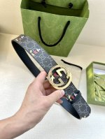 宽度4.0Cm Gucci 米奇动漫图案是Gucci的标志性元素之一，在这款配饰中焕新演绎为卡通风格设计。这款腰带融合了经典米奇元素和双G图案，突显品牌悠久的设