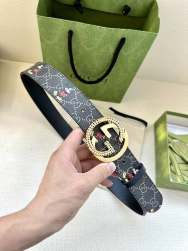 宽度4.0Cm Gucci 米奇动漫图案是Gucci的标志性元素之一，在这款配饰中焕新演绎为卡通风格设计。这款腰带融合了经典米奇元素和双G图案，突显品牌悠久的设