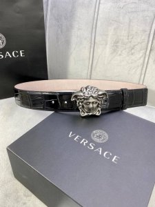 宽度4.0Cm 范思哲versace标志：腰带扣上的3D美杜莎，赋予该款palazzo腰带很高的辨识度。腰带采用饰有mock Croc印花的柔软牛皮革制作。
