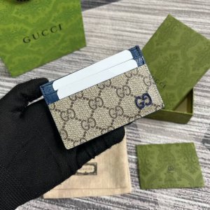 顶配版 饰Gg细节卡片夹。这款卡片夹采用米色和乌木色Gg Supreme帆布精制而成，品牌典藏细节尽展高雅韵致。采用蓝色小巧Gg配件细节，为整体设计添注一抹亮色