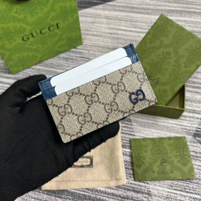 顶配版 饰Gg细节卡片夹。这款卡片夹采用米色和乌木色Gg Supreme帆布精制而成，品牌典藏细节尽展高雅韵致。采用蓝色小巧Gg配件细节，为整体设计添注一抹亮色