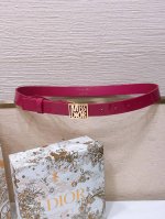 Dior Miss Dior Graffiti 图案腰带 25毫米光滑牛皮 金色饰面 Miss Dior Grafiti 图案腰带扣 内侧饰以 Christia
