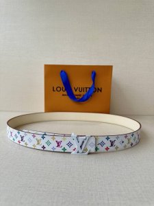 3.0宽 Lv 双面腰带取材缝线皮革和 小黑花 小白花帆布 新款珐琅搭扣映衬榄尖形腰带末端，为纤细设计注入柔美风情。