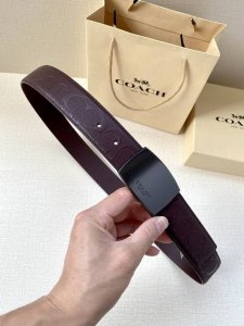 特 3.7Cm 宽 Coach 这款双面腰带采用运动小牛皮制作，配有经典标志带扣，一款产品，两种外观。其合身度可个性定制，可用剪刀进行剪裁。 Saz D45 S