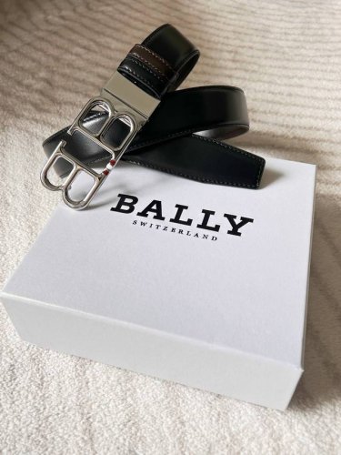 Ba～Lly 巴～利 这是一款男士双面用腰带，采用精湛的工艺，将一面编织纹理与一面进口光面皮完美结合，两面可随意搭配，一面是商务正装风格，另一面则是休闲潮流款式