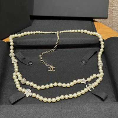 香家新款珍珠腰链 DDD 银色珍珠嵌入经典的书包扣设计，复古贵气且满满Nintage质感24B秀场款，施华洛珍珠光泽感极强，戴上高级且精致. DDD