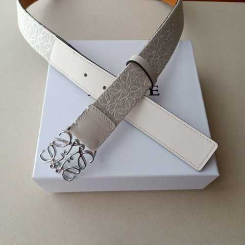 品牌:罗意威 价格:特 尺寸:带宽32Mm 正品尺寸 五金材质:专柜精品扣，真空电镀，工艺精细 带身材质:天然头层牛皮，质感十足，手感柔软。时尚个性，经典百搭！
