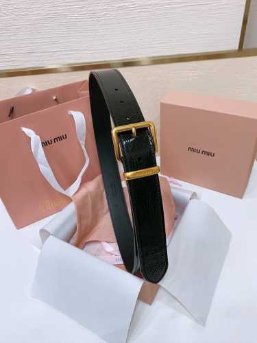 缪缪Miumiu专柜新款 这款皮革腰带是提升别致造型品味的理想之选。醒目的刻字五金徽标搭配方型针扣，手感柔软细腻的小牛皮。非常时尚百搭 宽:3.4Cm