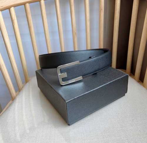 高端品质，实物拍摄 批￥ 配全套礼盒 ：Prada 普拉达 专柜最新款 这款腰带精致低调 优雅摩登 简约时尚的金属带扣配有刻字徽标 勾勒精致细节 是prada男