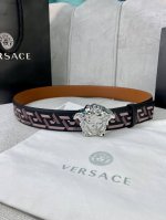 宽度4.0 Cm Versace范思哲此款经典的Versace腰带由柔软的小牛皮制成，饰有La Greca印花，并配有3D美杜莎腰带扣。