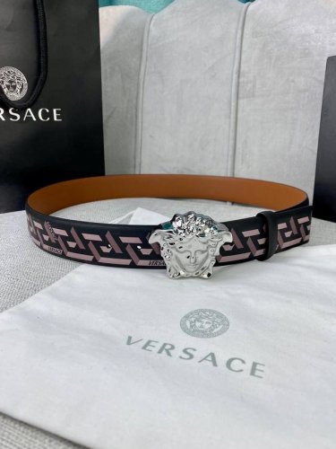 宽度4.0 Cm Versace范思哲此款经典的Versace腰带由柔软的小牛皮制成，饰有La Greca印花，并配有3D美杜莎腰带扣。