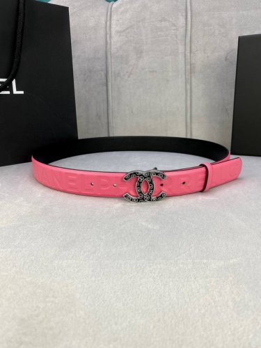 宽度3.0Cm Chanel 香奈儿 此经典两面平纹皮搭配面压品牌Logo、给造型增添几分气质，金 银色花纹金属精品钢扣。