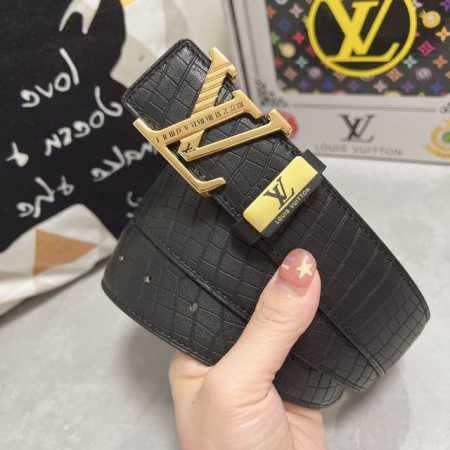 品名：Lv..路易..威登原单 材质：原单牛皮腰带 百分百头层牛皮腰带保证真皮，24K纯钢扣，专柜原单品质、做工精细，时尚大牌，送人自用首选 包装： 请认准如图 - 点击图像关闭
