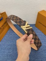 品牌 Lv 4．0Cm 550113 描述 这款饰有Lv带扣的腰带配以水牛皮衬里，覆以Monogram 牛皮。展现细腻的品牌特质，是牛仔裤的理想配件 Lv字母带