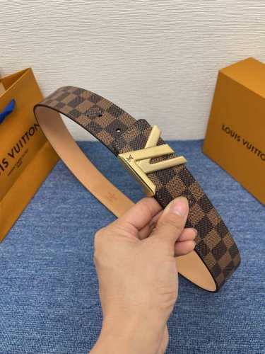 品牌 Lv 4．0Cm 550113 描述 这款饰有Lv带扣的腰带配以水牛皮衬里，覆以Monogram 牛皮。展现细腻的品牌特质，是牛仔裤的理想配件 Lv字母带