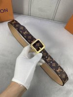 3.0寬Lv Timeless 腰帶擁有纖細皮革帶，為考究針式搭扣Elements 標識。尖形末端廓形勾勒Monogram 花卉，令經典設計煥發摩登意味