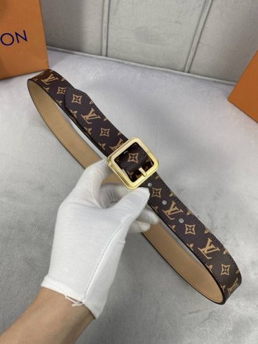 3.0寬Lv Timeless 腰帶擁有纖細皮革帶，為考究針式搭扣Elements 標識。尖形末端廓形勾勒Monogram 花卉，令經典設計煥發摩登意味