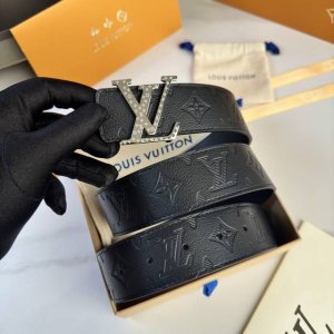 原版包裝 L0Uis Vuitt0N 專櫃最新升級版本 寬度40Mm 原廠小荔面壓刻有花型圖案效果 內襯進口柔軟小牛皮底 搭配新款字母搭扣 百搭易襯