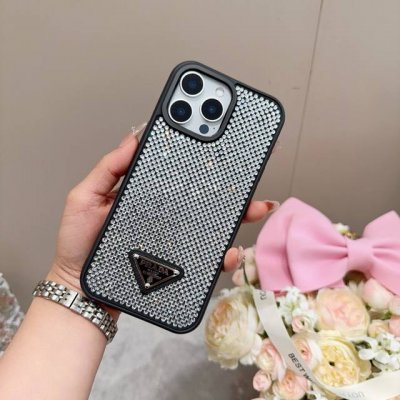 Prada 官网同款手机壳 全包壳 普拉达手机壳 纯手工贴钻 Bingbing 型号：为了不出现报错型号，请打开本机查看手机设置显示的型号 Iphone16系列