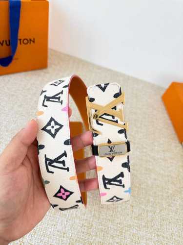 品名： Lv..路易..威登腰带皮带原单 型号：挂扣，经典纯钢材质挂扣，头层牛皮，图片实物拍摄 材料：头层牛皮，挂扣系列，纯钢材质扣头，镀钯电镀工艺永不掉色。原