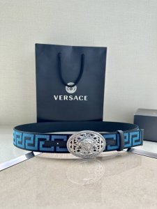 带宽3.8Cm Versace范思哲此款缎带腰带风格十分休闲，饰有标志性希腊回纹图案，可搭配休闲单品或高腰正装。 闭合式佩戴 希腊回纹图案 材质：100%聚酯纤