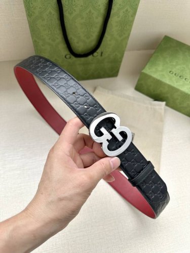 特 宽度4.0 Gucci 历史细节和现代元素是Gucci最新系列的特点。历史的花押字硬件致敬品牌的创始人Guccio Gucci。这款腰带采用黑色皮革精制而成