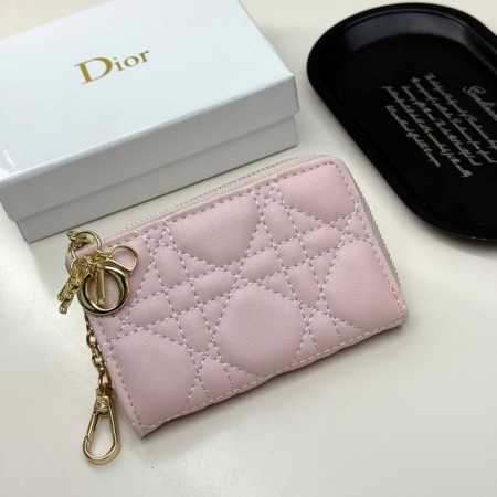 Dior 4778颜色 黑色 粉色尺寸：11*7*2 Dior专柜最新款出货！采用柔软的小羊皮革精心制作，饰以标志性的藤格纹缉面线。搭配有金属环，可挂在新款刺绣 - 点击图像关闭