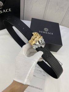 宽度4.0Cm Versace 范思哲 此款两面用皮革腰带的搭扣饰有品牌标志性的金 银色闪光virtus五金配件。