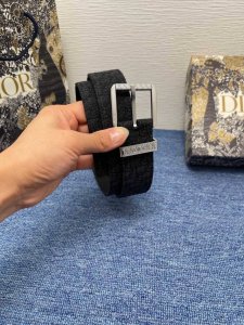 这款 35 毫米双面腰带结合典雅气质与摩登风范。2024冬季新款 550 一面采用黑色 Dior Gravity 印花效果皮革，以牛皮革融合压花工艺，演绎经典的