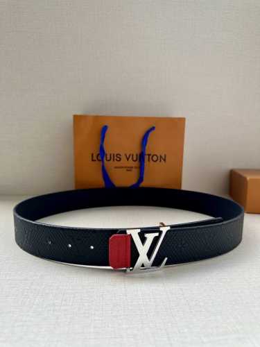 Lv4.0宽 Shadow 腰带拥有 Monogram Shadow 皮革的经典风尚和素面皮革的内敛格调 再为 Lv 新款扣头 以摩登笔触焕新男士衣橱