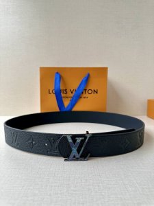 特 4.0宽 Lv Dimension 双面腰带将经典格调引入新颖尺幅设计。皮革压印 Lv 字母和 Monogram 花卉 新款施华洛奇钻扣 令品牌标识低调完成